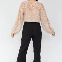 Ivy + Jack Carly Natural Floral Crinkle LS Raglan Elastic Hem Crop Top