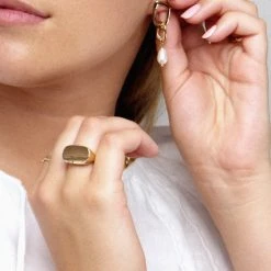 Flo Gives Back 15% To Women In Need Accessories Link Pearl Earrings Gold