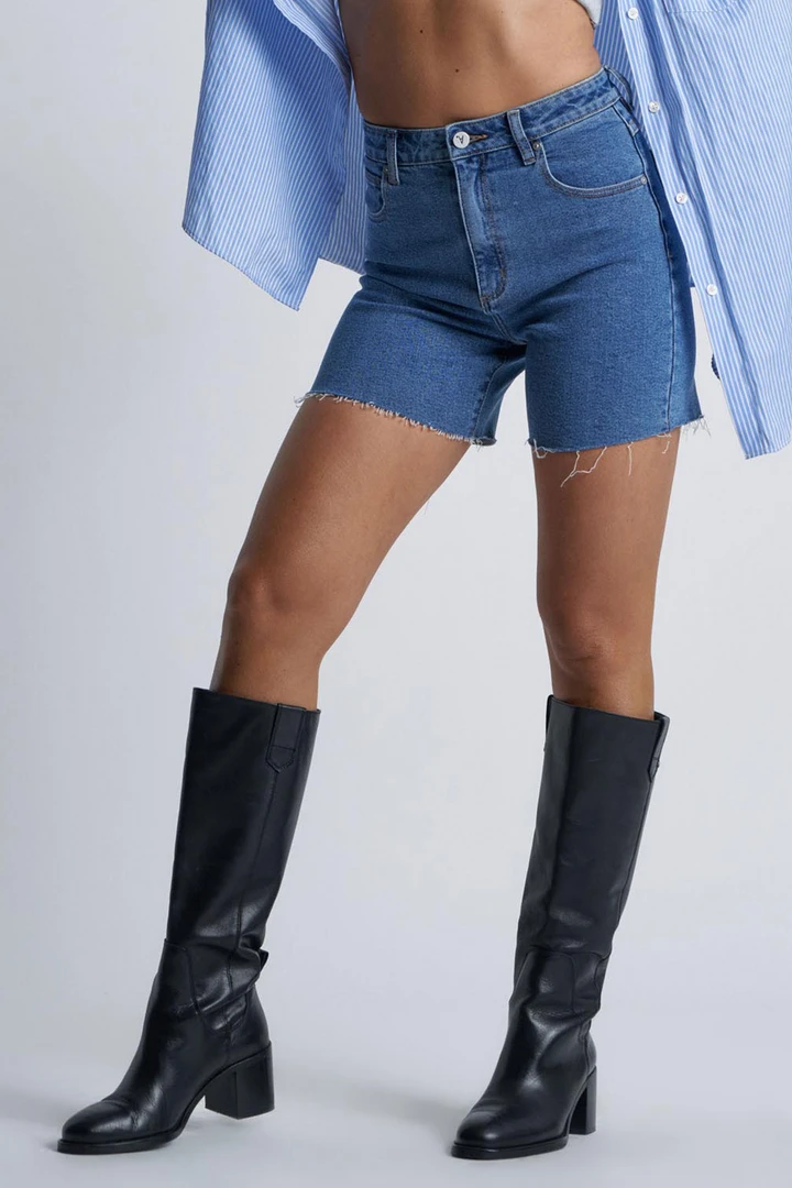 Abrand Jeans A Claudia Cut Off Mid Thigh Georgia Blue Denim Short Fashion 4 Abrand Jeans A Claudia Cut Off Mid Thigh Georgia Blue Denim Short Fashion