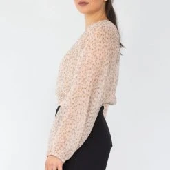 Ivy + Jack Carly Natural Floral Crinkle LS Raglan Elastic Hem Crop Top